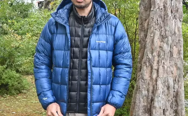 中に着用しているのがプラズマ1000ダウンジャケット、外に着用しているのがプラズマ1000アルパインダウンパーカー