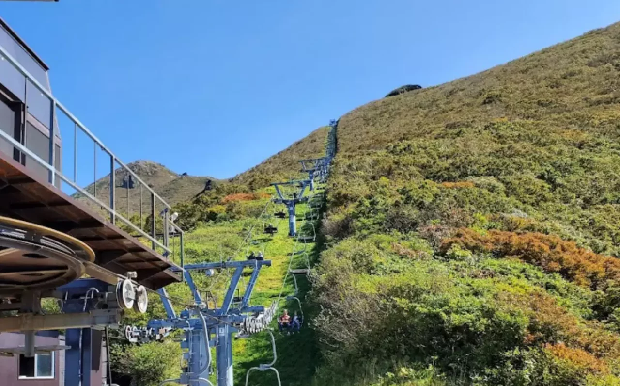 岩木山8合目に到着すると早速岩木山の頂上を見ることができる