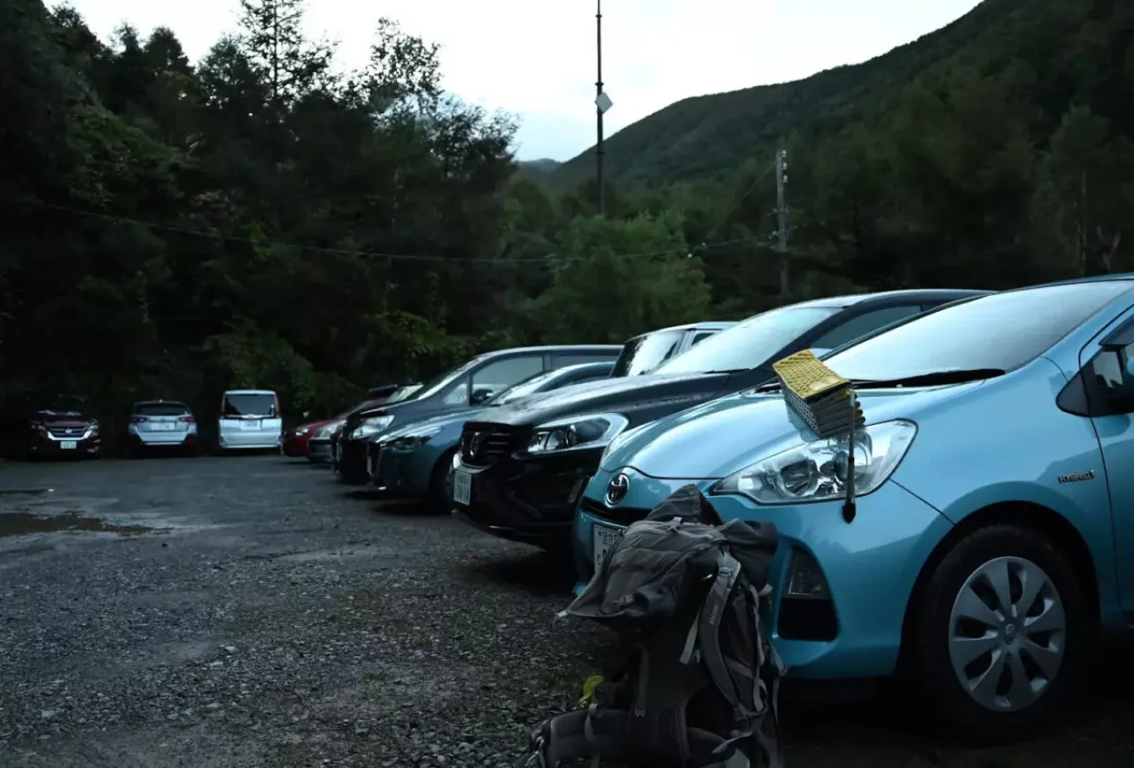 赤岳山荘・駐車場
