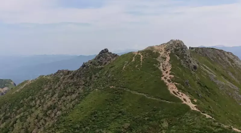 天狗岳が人気の理由②-天狗の顔のように見える山頂と眺望の良い景色を楽しめる