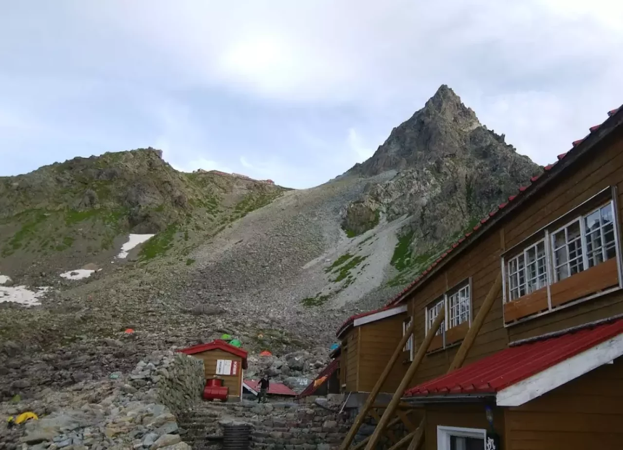 槍ヶ岳殺生ヒュッテのテント場