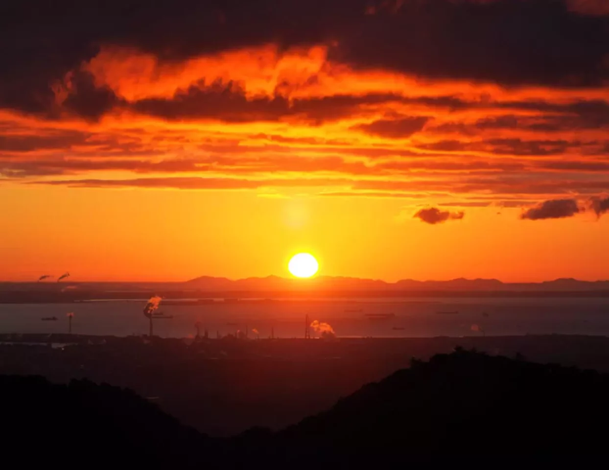 伊勢湾を照らしながら昇る初日の出が美しい御在所岳