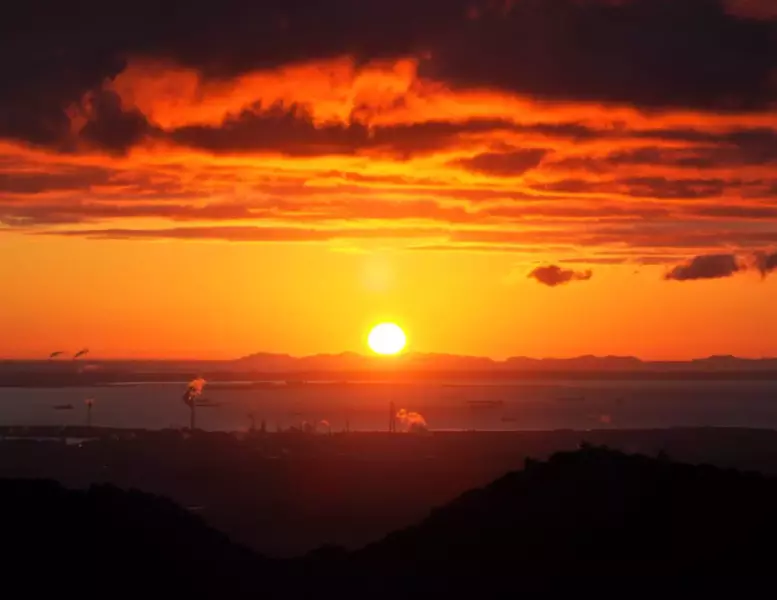 伊勢湾を照らしながら昇る初日の出が美しい御在所岳