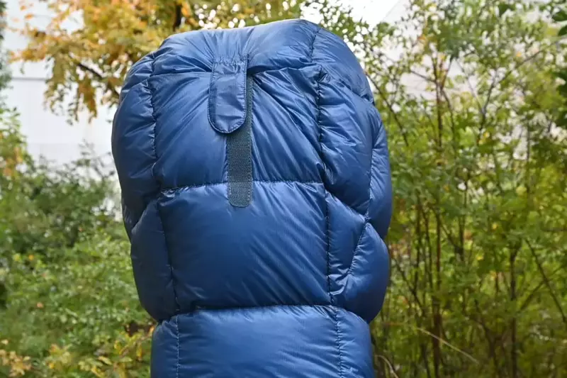 フードには頭頂部の少し後ろにベルクロ