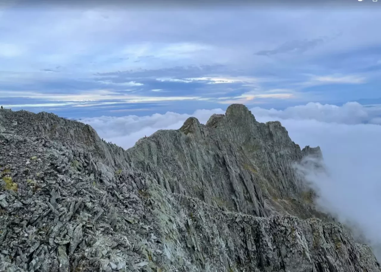 奥穂高山頂からは大パノラマが広がり、西穂高岳へ伸びるジャンダルムも一望