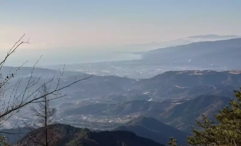 街の景色と山深さのグラーデションを楽しめる山登り