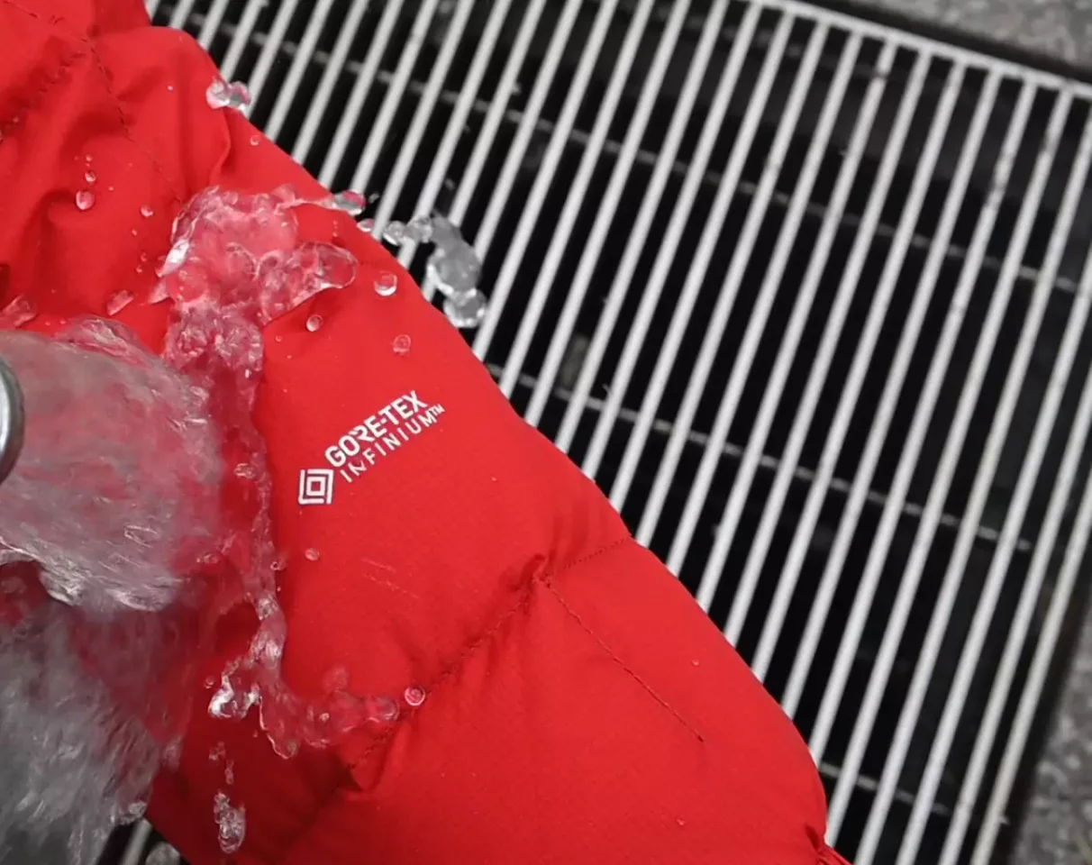 ゴアテックスインフィニアムを採用したダウンジャケット