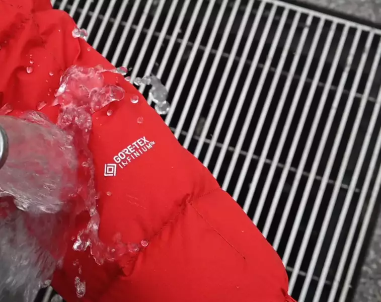 ゴアテックスインフィニアムを採用したダウンジャケット