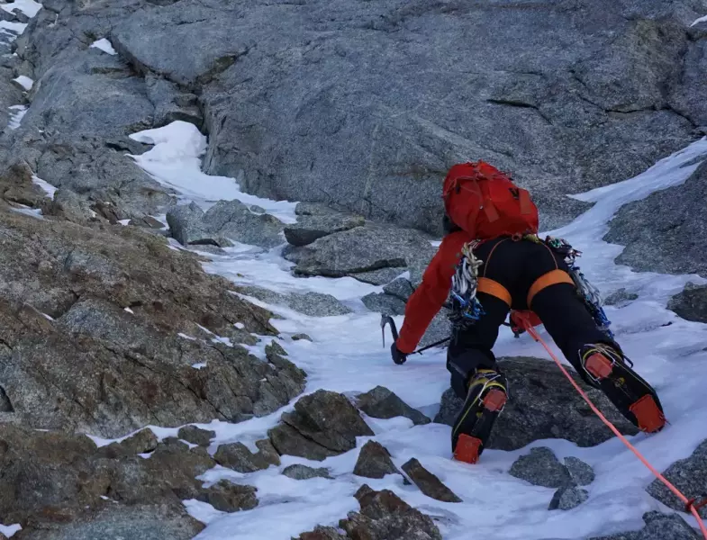 登山でヘルメットが必要な山②:ロープにぶら下がった際の側頭部の怪我