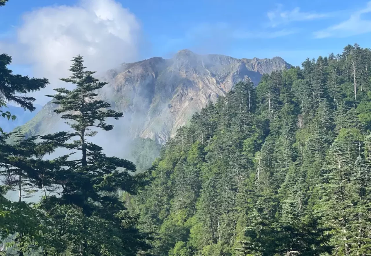 焼岳を遠くからみる