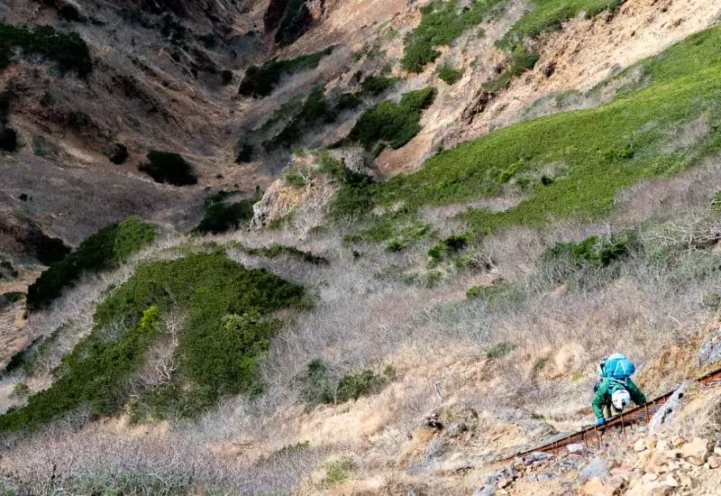 難易度の高い権現岳-鎖場、岩稜帯、ロープの多い登山道