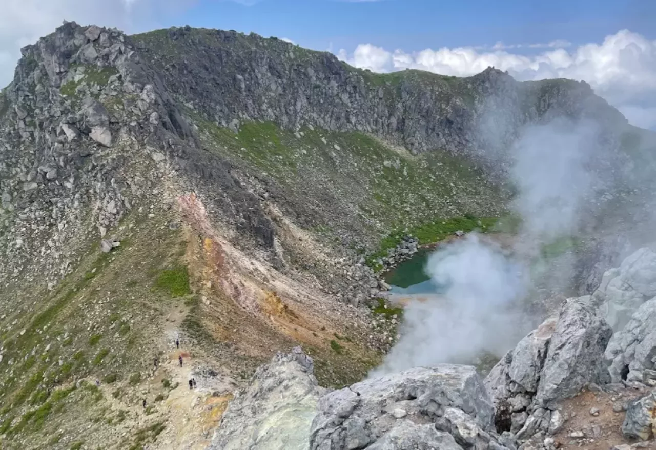 ザレた山道を歩き続けると焼岳頂上に到着
