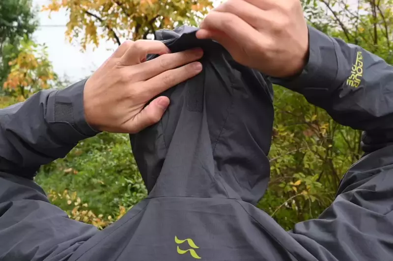 ヘルメットの上からフードがかぶれる