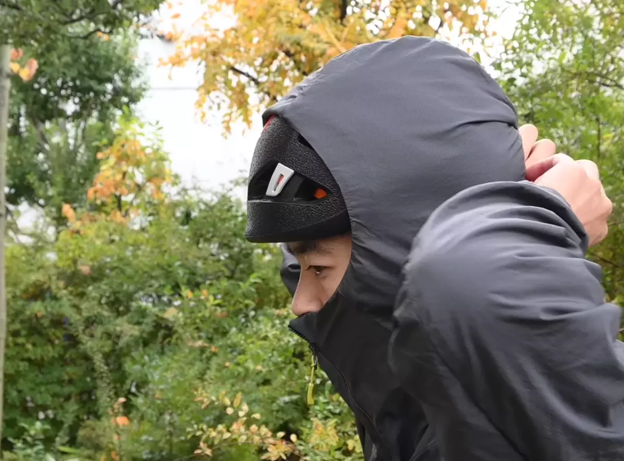 ヘルメットの上からフードがかぶれる