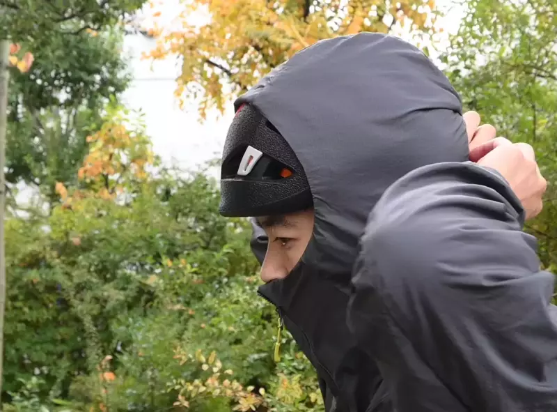 ヘルメットの上からフードがかぶれる