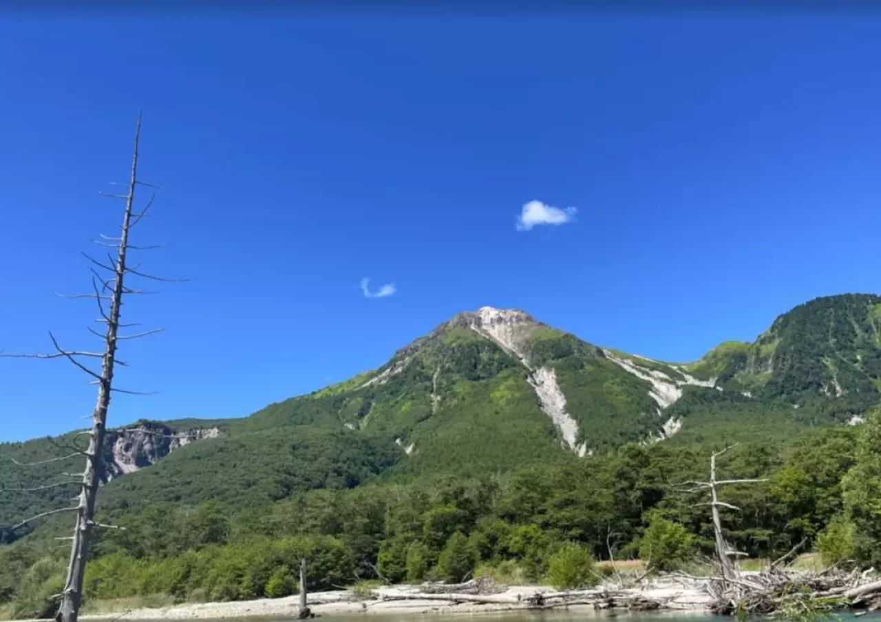 大正池の奥に見えるどっしりとしたピークが焼岳