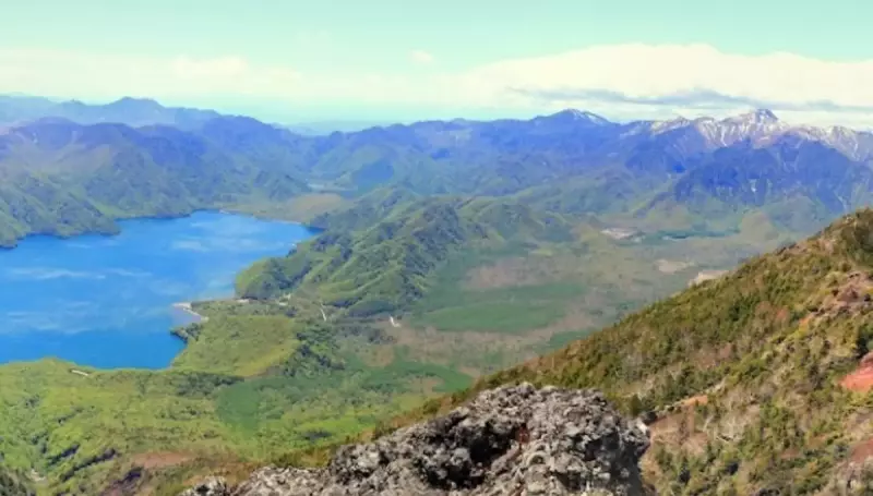 男体山頂上から見ることができる山々と中禅寺湖