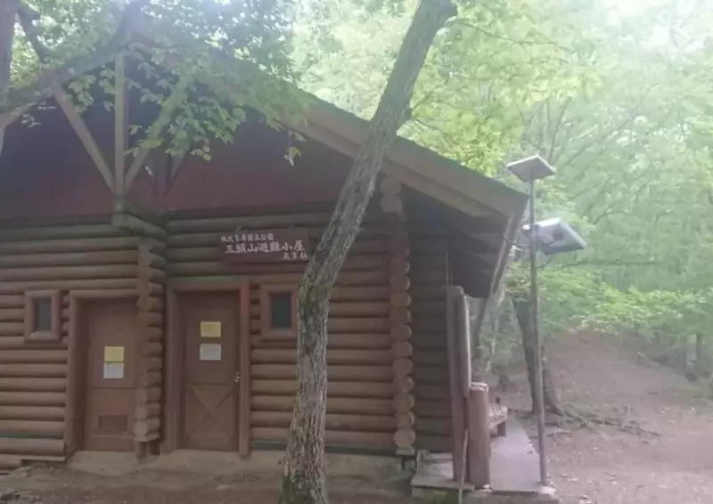 三頭山避難小屋