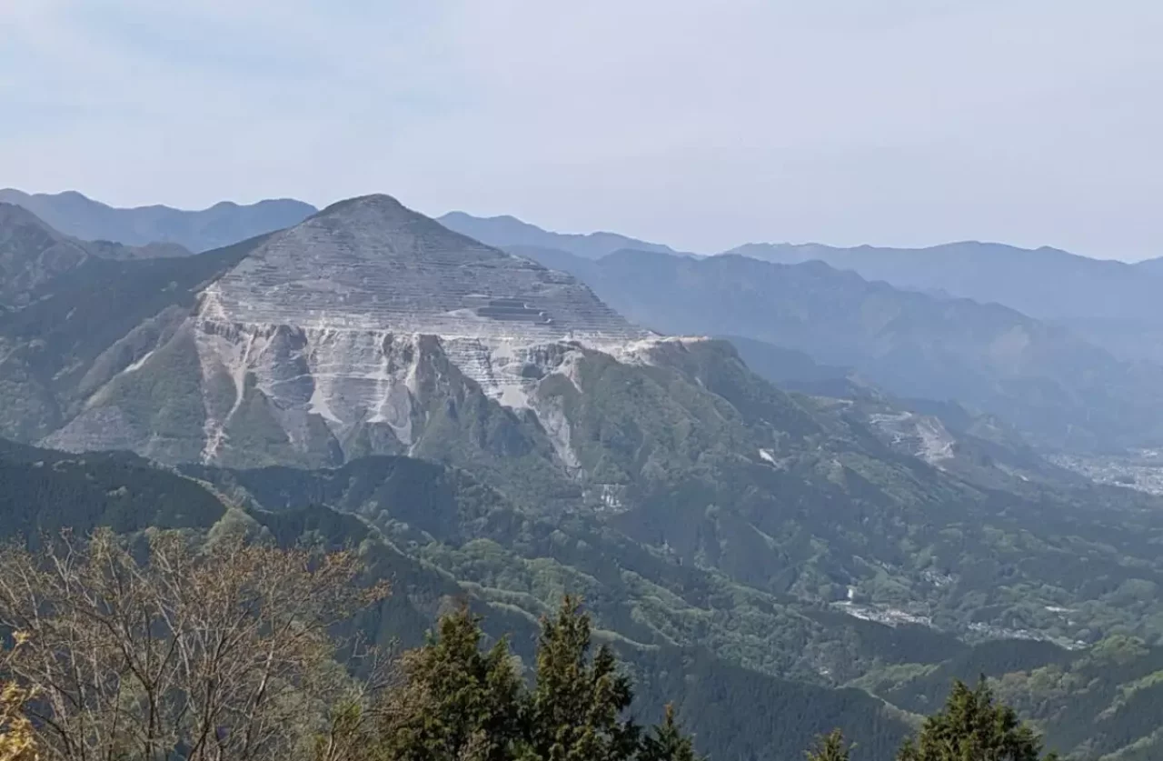 丸山の山頂展望台からは武甲山~秩父の町までを見渡すことができる