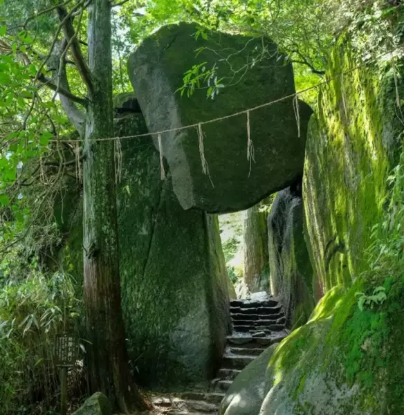 歴史ある表登山道、奇岩が連続する「白雲橋コース」