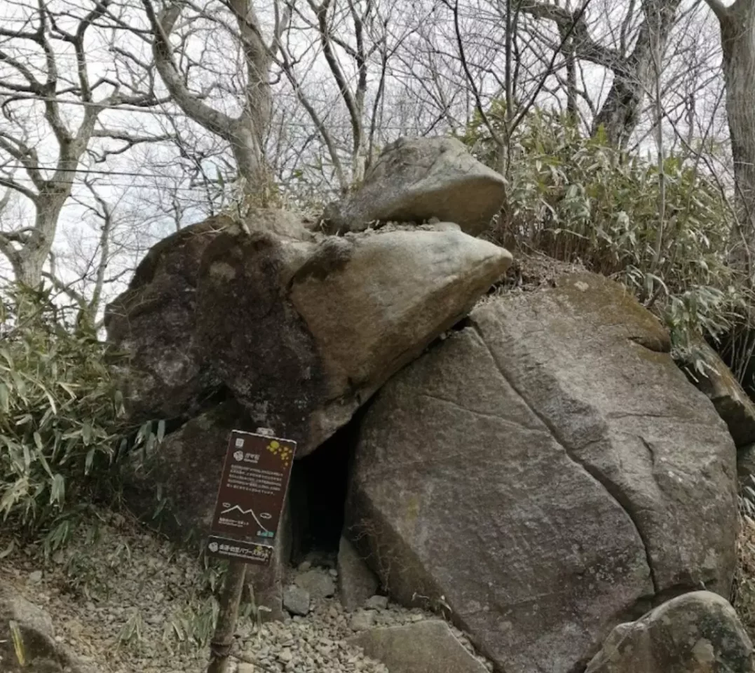 がま石をはじめとする奇岩を横目に登山道を歩いて行く