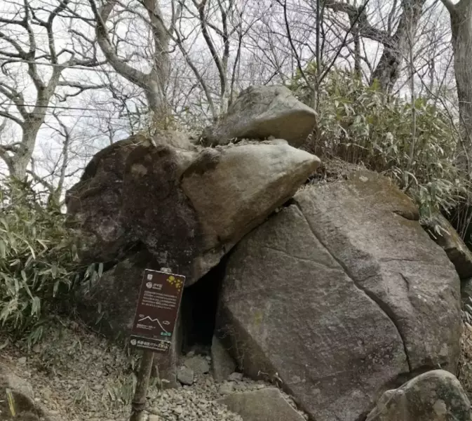がま石をはじめとする奇岩を横目に登山道を歩いて行く