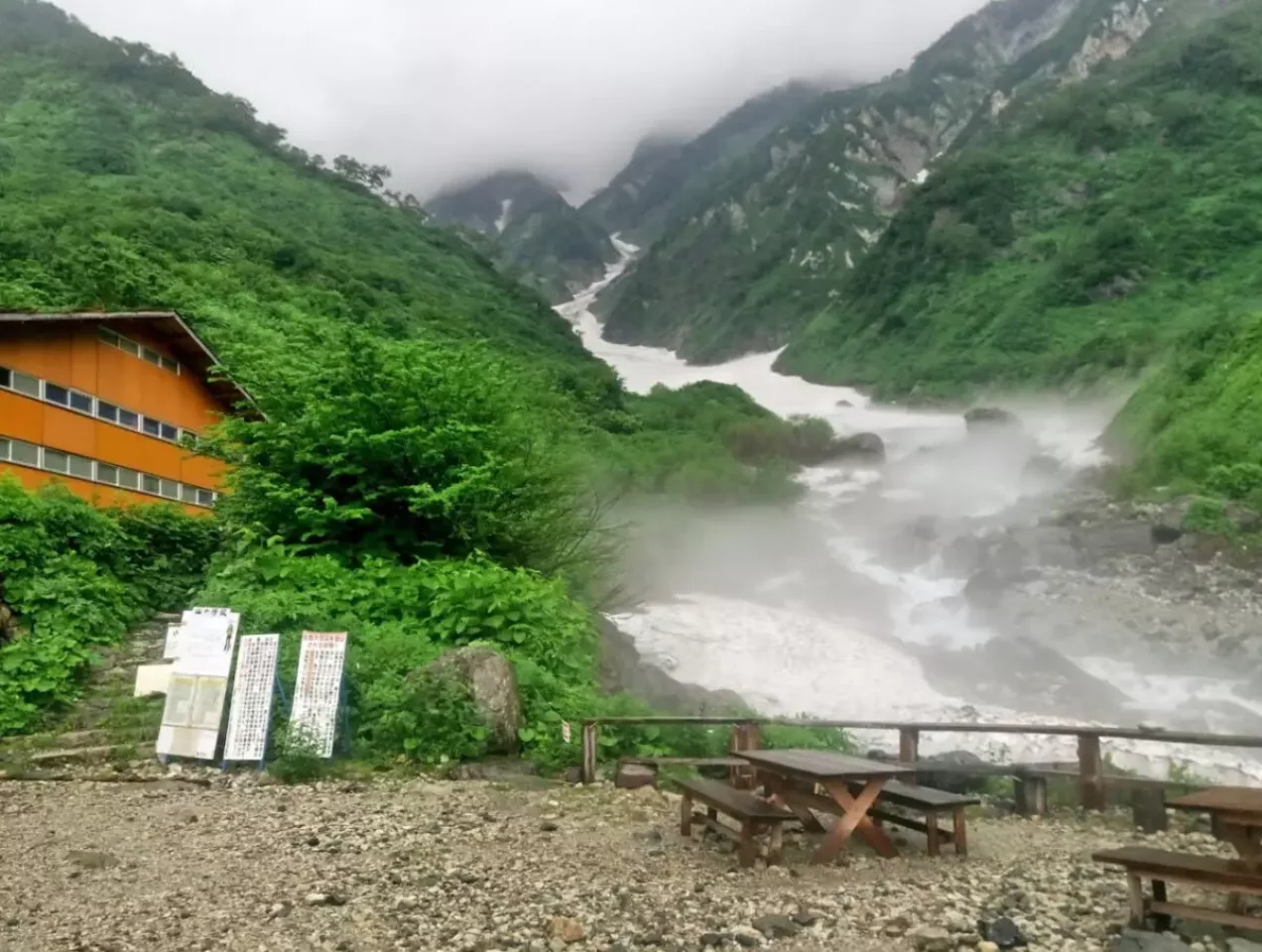 白馬尻小屋脇の情報板