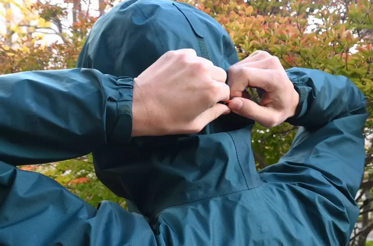 フードのフィット感と構造 モンベル『ストームクルーザー ジャケット』