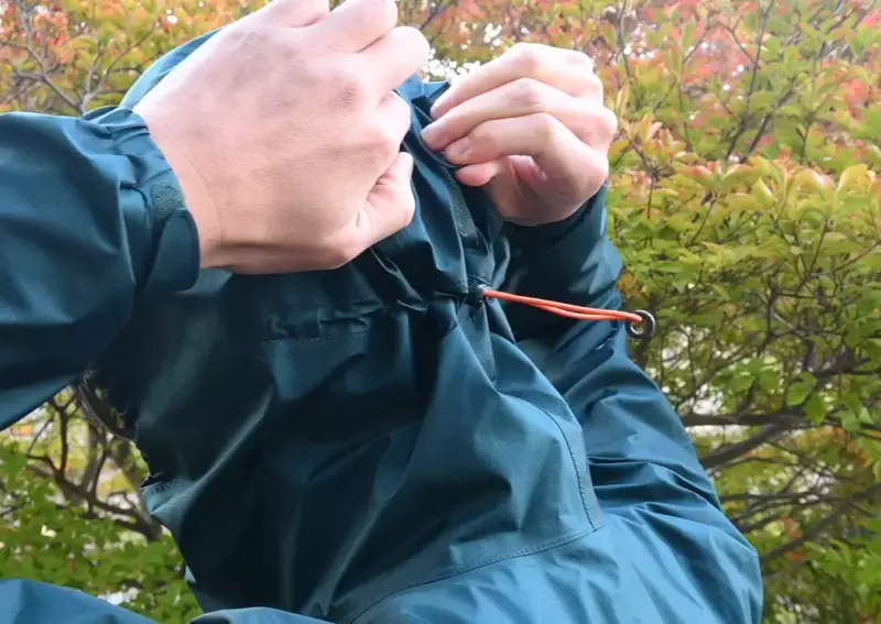 フードのフィット感と構造 モンベル『ストームクルーザー ジャケット』