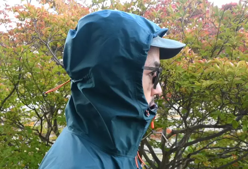 フードから雨の侵入が少ない モンベル『ストームクルーザー ジャケット』