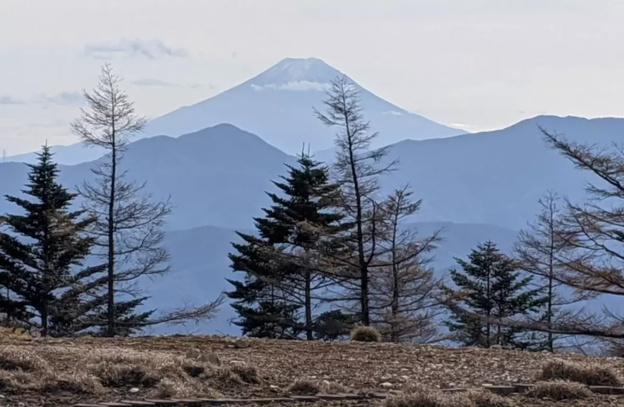 山梨方面の山々の稜線