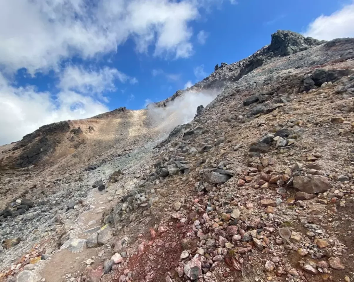 荒涼とした那須岳特有の景色を楽しめる活火山