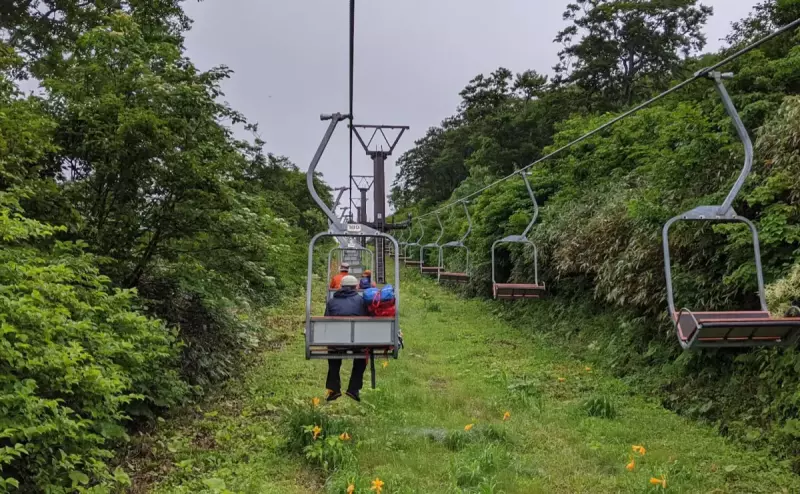月山リフトを利用してリフト上駅までアクセス