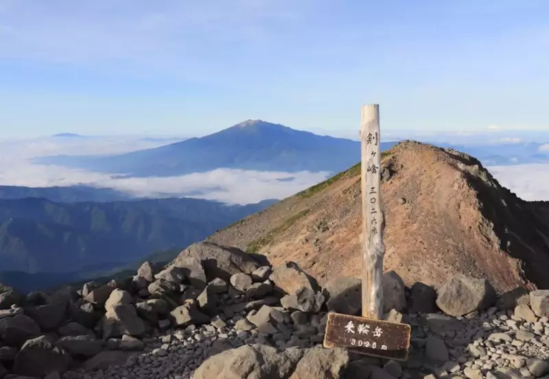 剣ヶ峰からは360度の眺望が広がり槍穂高連峰や北アルプス南部の山々、御嶽山や中央アルプスまで一望