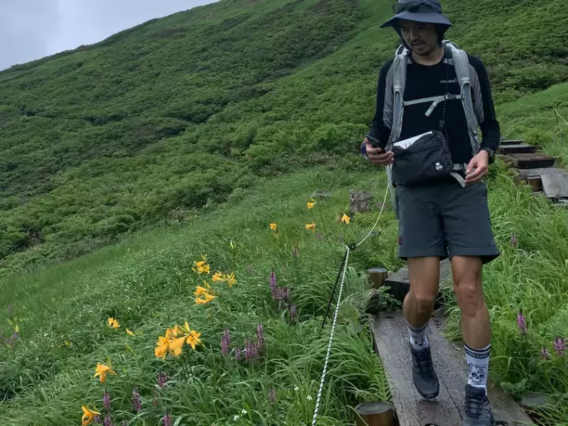 登山で使えるサコッシュの選び方と使い方・おすすめモデル10選|サコッシュ・ウェストポーチ|アクセサリー|山のモノ|登山・トレラン・山スキーマガジン「山旅旅」