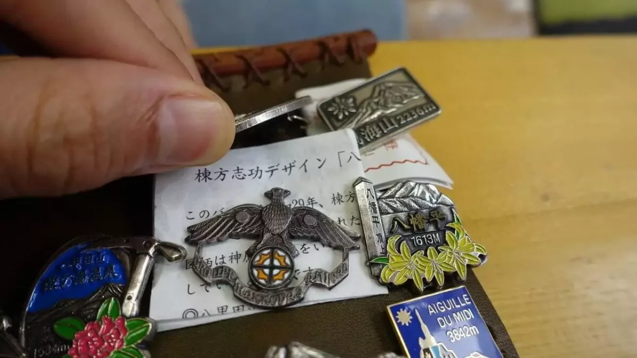 棟方志功がデザインの山バッチ