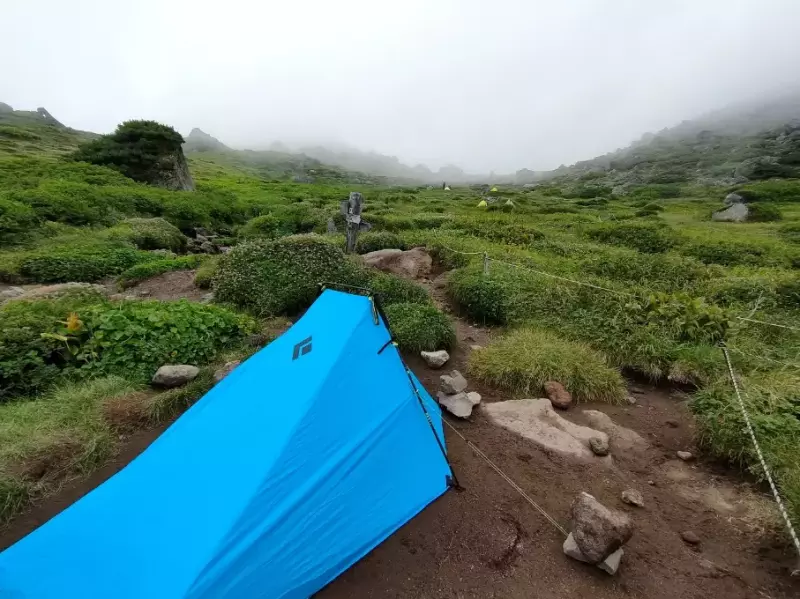 ブラックダイヤモンドのディスタンスシェルターを設営