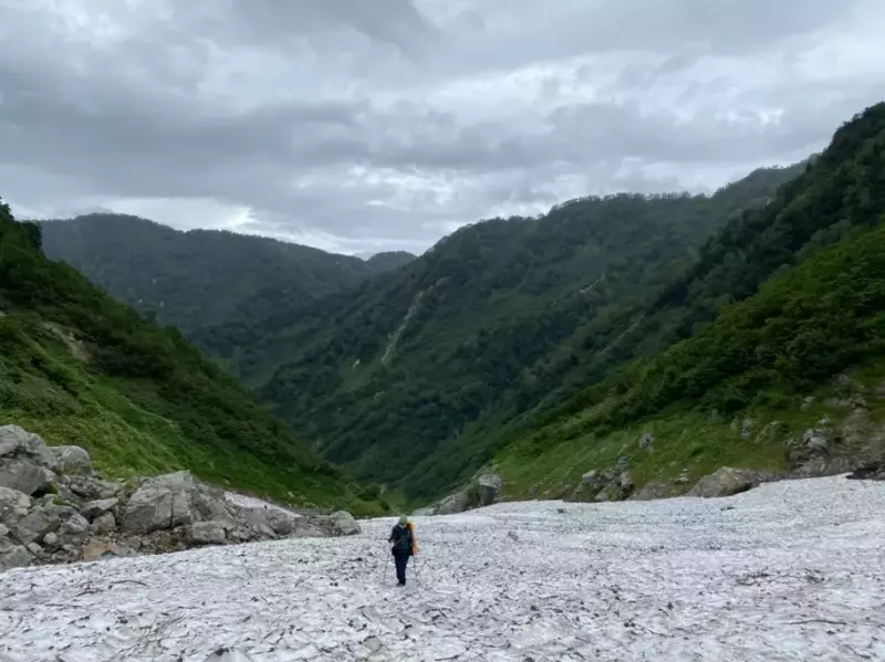 *剱沢雪渓を登っていく