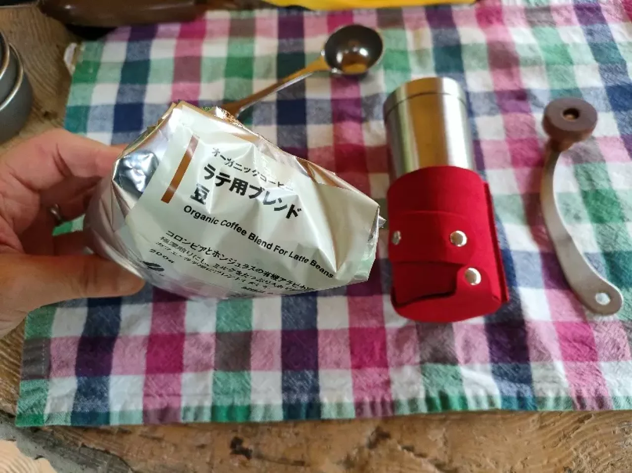 アウトドアで飲むアーモンドソイラテ作り