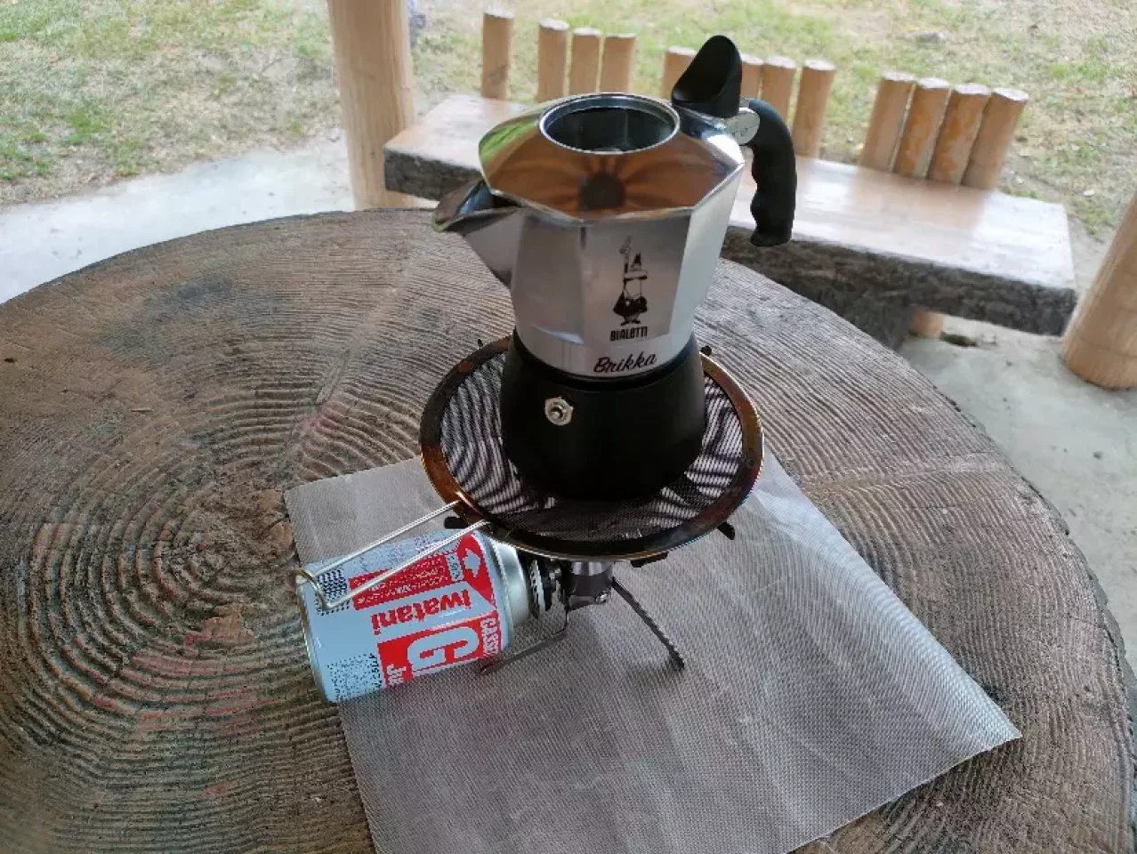 アウトドアで飲むアーモンドソイラテ作り