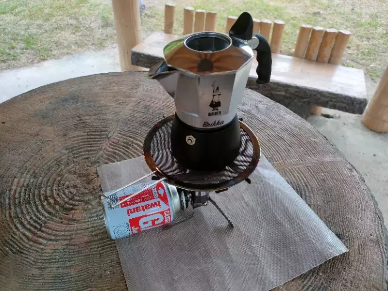 アウトドアで飲むアーモンドソイラテ作り