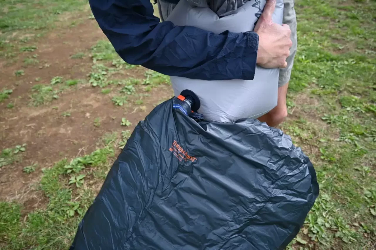 サーマレスト テントマット 空気の出し入れ