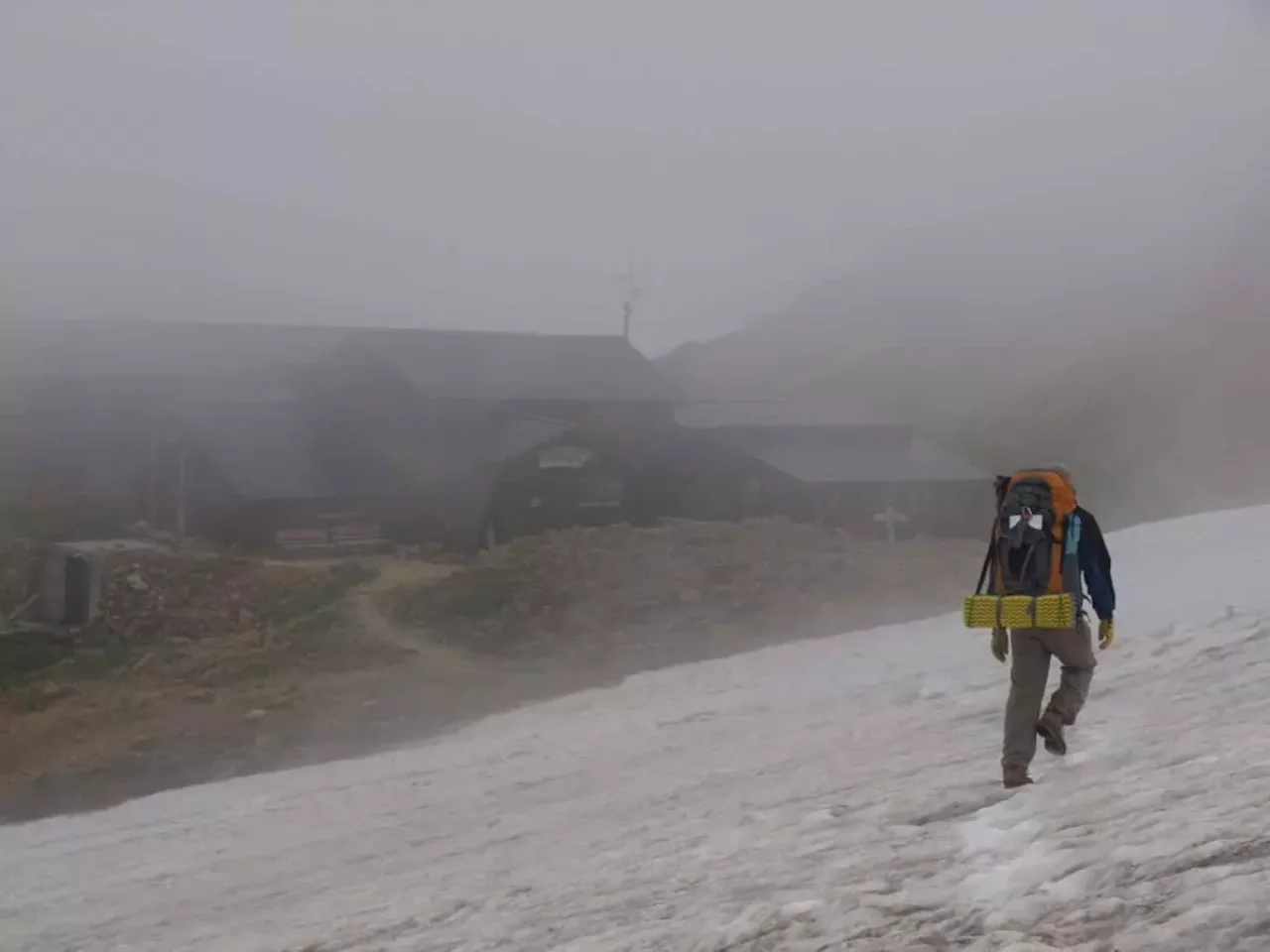 白馬岳の南に天狗山荘