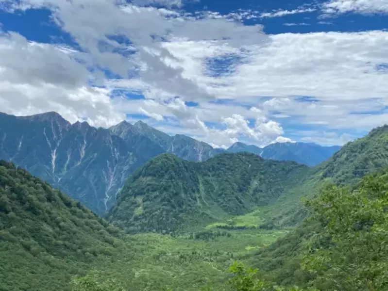 *ハシゴ谷乗越展望台からの内蔵助平。歩いていると分からないが、確かに平らだ。