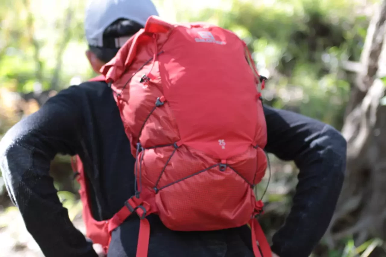 コンパクトにまとめた就寝ギア、食料、クッカーなどを持ちながら山を駆け抜けるファストパッカーにはXA 25 SETやXA 35 SETあたりが最適
