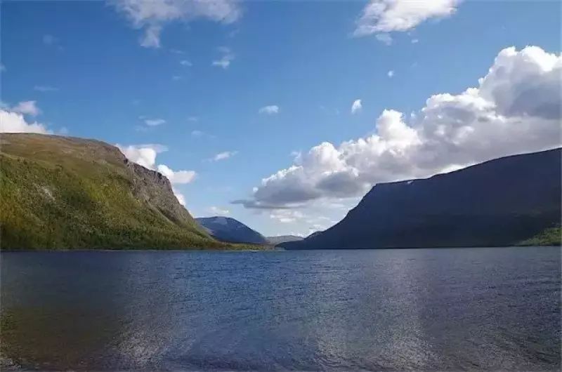 トレイルが湖に沈んでいた
