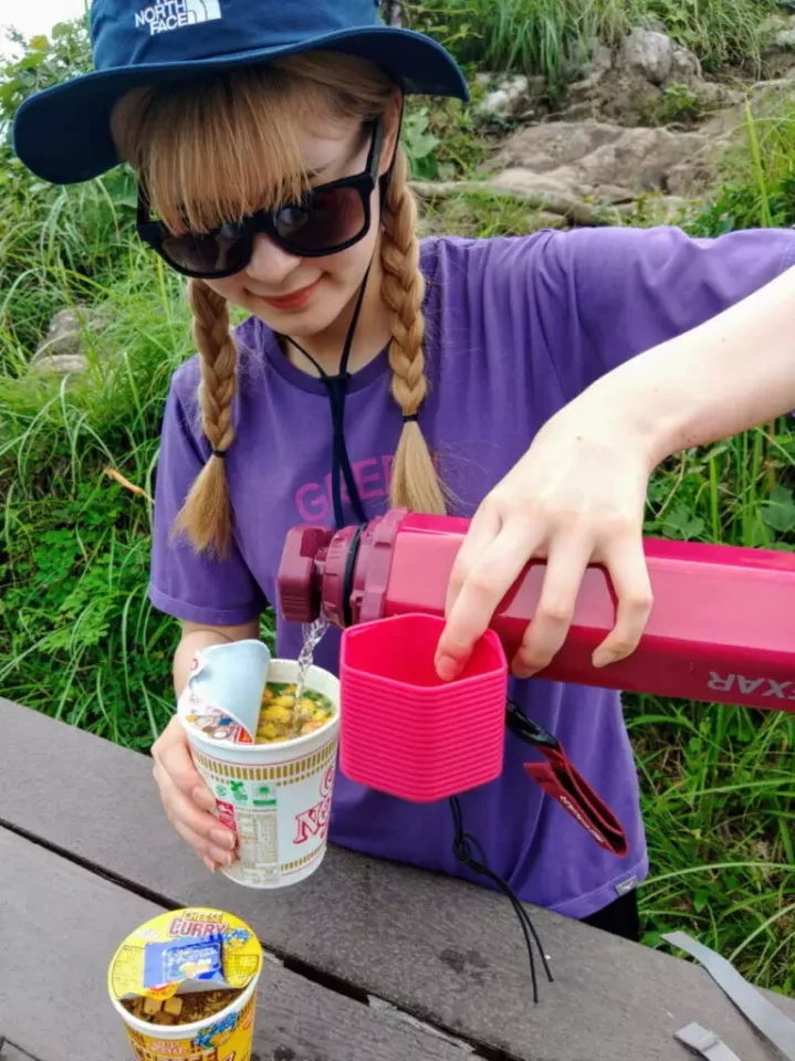 伊予ヶ岳山頂でランチ