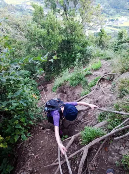 伊予ヶ岳山頂の鎖場
