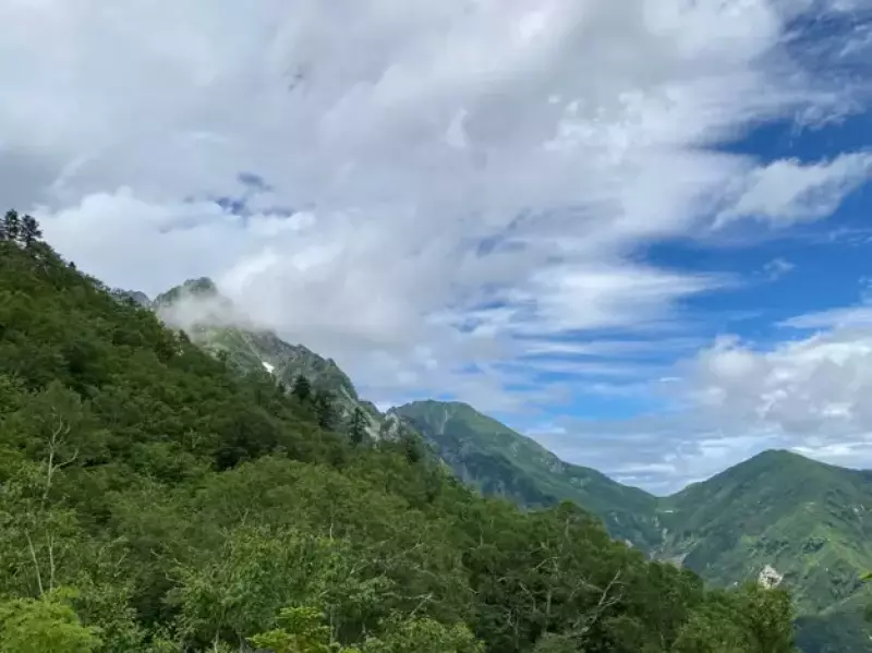 *右のピークが仙人峠で、写真では見えないがその肩に小屋がある。遠い。