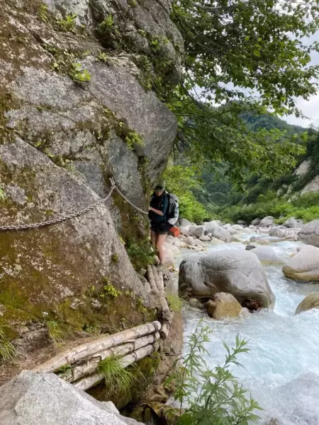 *鎖と足場の丸太を使って通過する(復路で撮影)